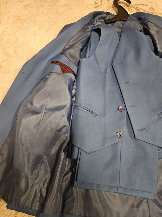 Продам костюм тройка