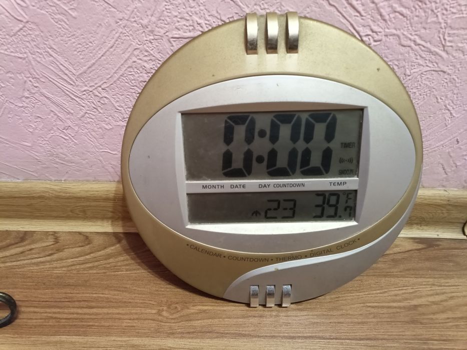 Продаю часы настенные.