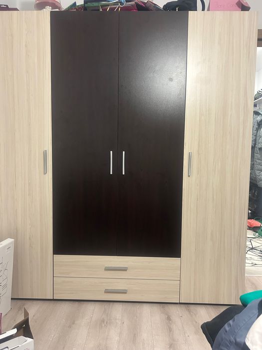 Четирикрилен гардероб с две нощни шкафчета и ракла