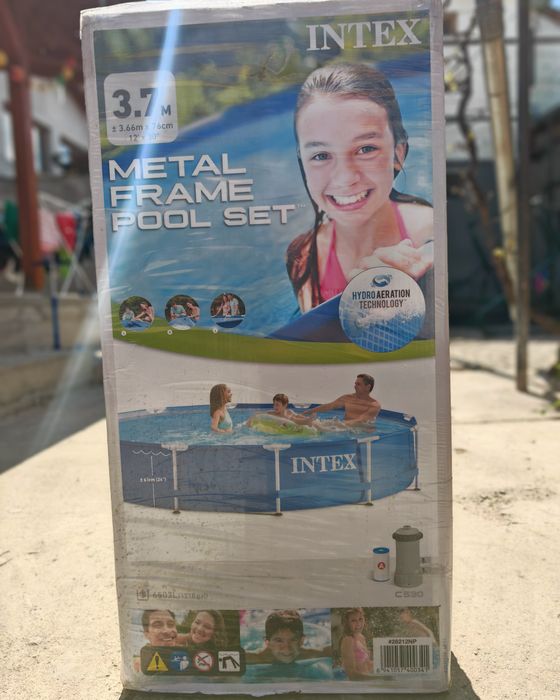 Vând piscina Intex