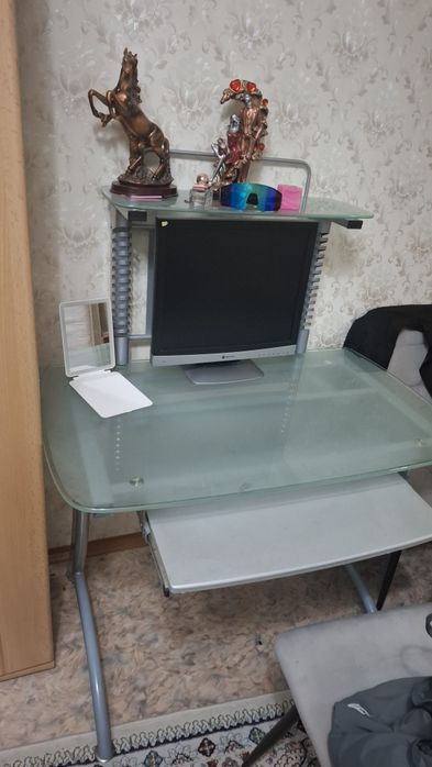Стол компьютерный, стеклянный