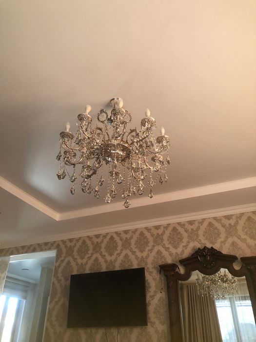 Продам королевскую люстру