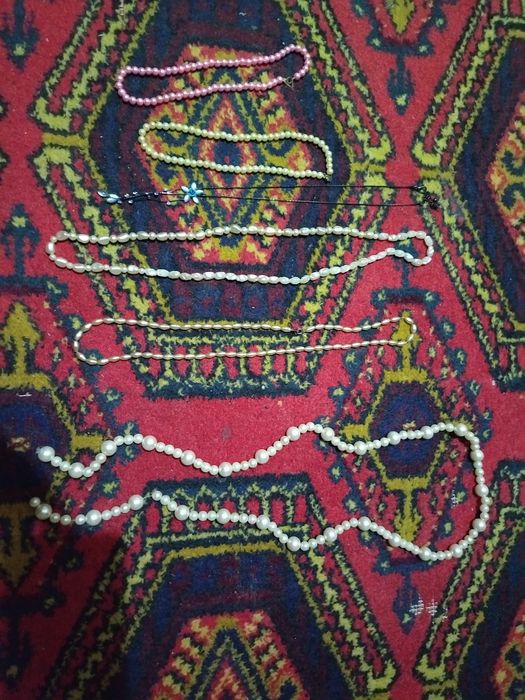 Монеты, статуэтки, бусы