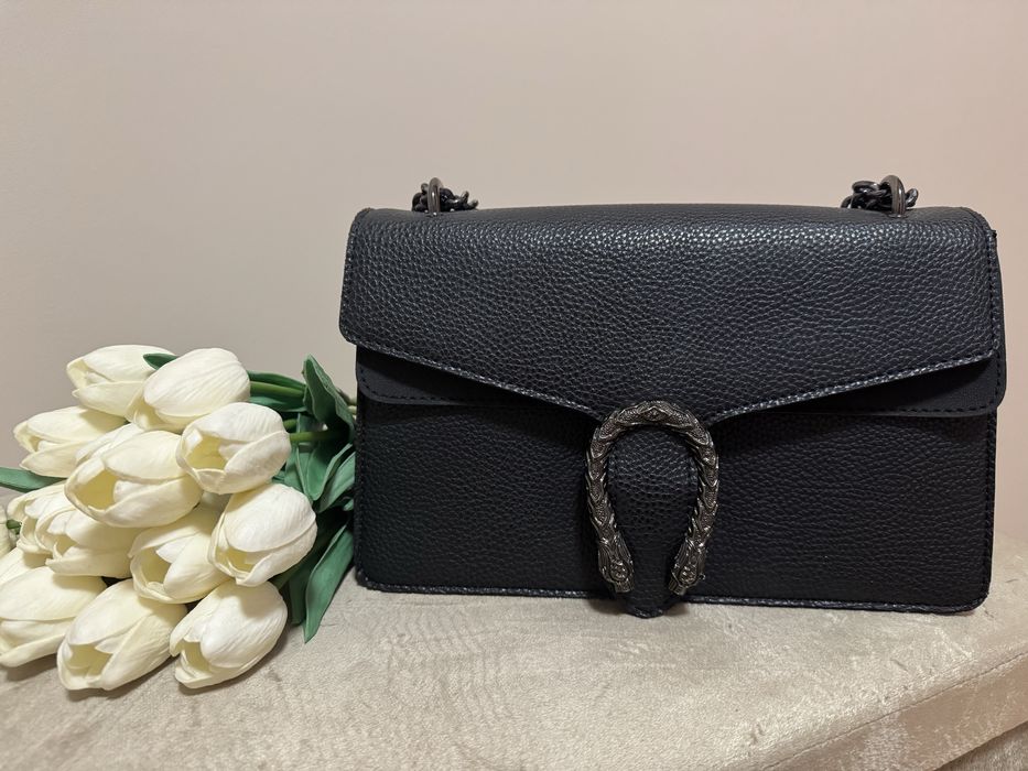 Черна кожена чанта и велурен акцент