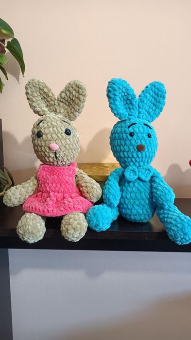 Плюшени зайчета плетени на една кука.