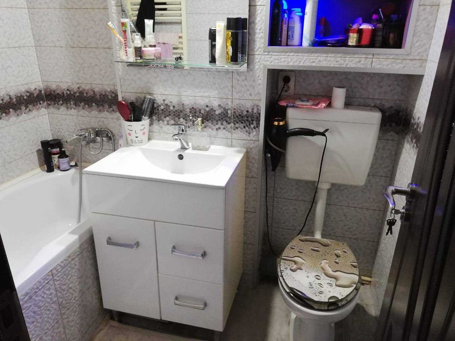 Inchiriez apartament cu 3 camere.