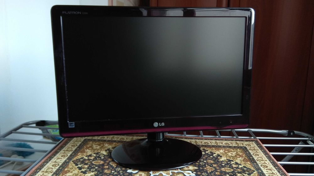 Монитор LG Flatron E2050T 20" WLED 5ms широкоформатный 16:9 VGA + DVI