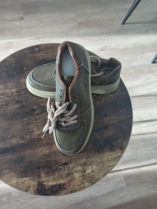 Vând pantofi sport pentru bărbați