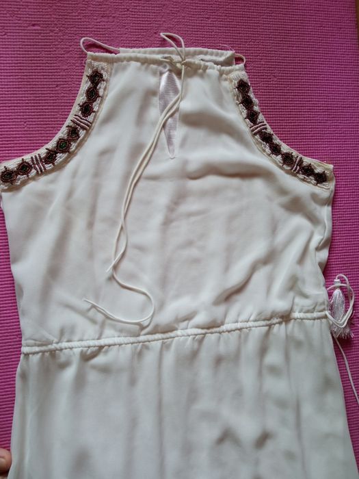 Рокля в бяло дълга