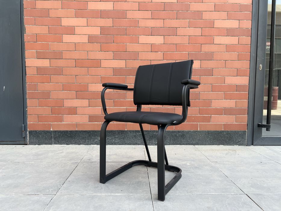 Посетительское кресло wolt является универсальным вариантом