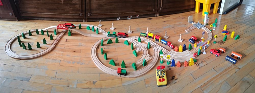 Продавам влакчета с дървени релси