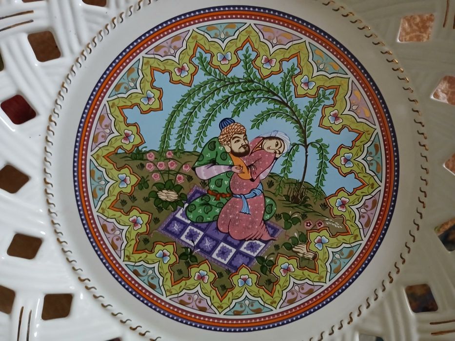 Набор вазы и тарелок с минатюрными картинками