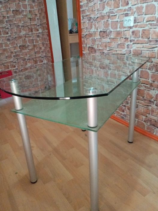 Стеклянный стол .