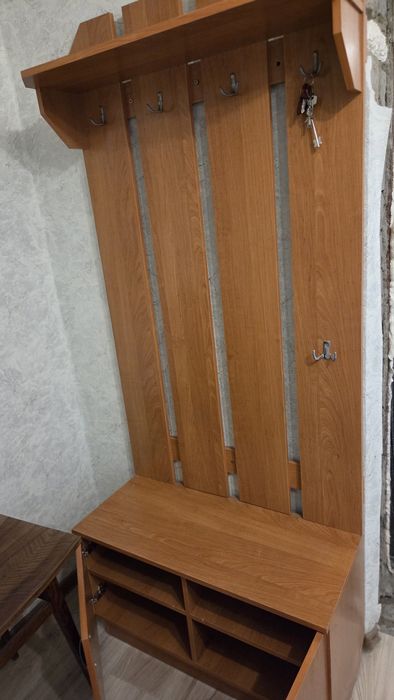 Вешалка для вещей с обувницей