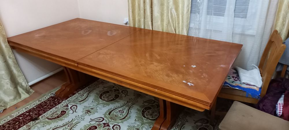 Продам стол для гостиной