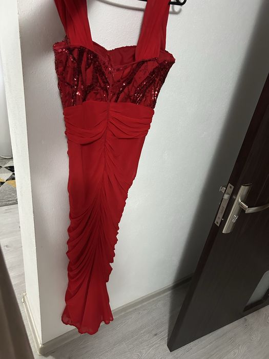 rochie rosie pe corp lunga