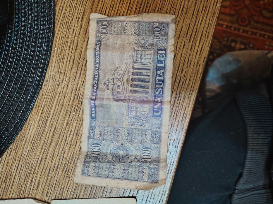 Vand bacnote una 100 lei