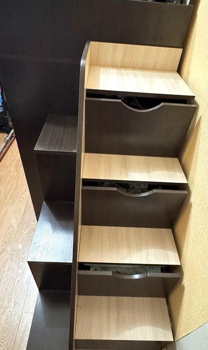 Кровать с полочками