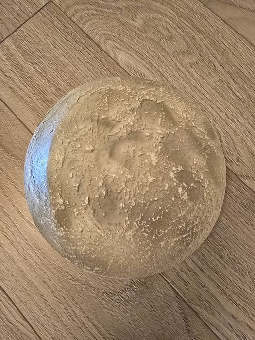 Lampa de veghe in forma de luna