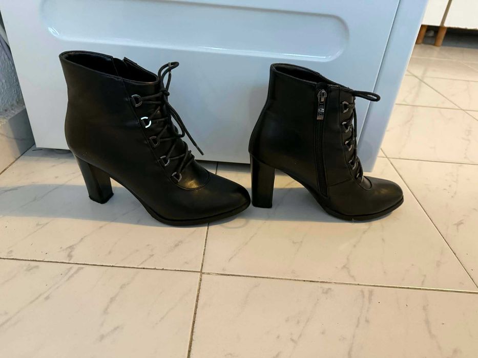 Два чифта боти, номер 39