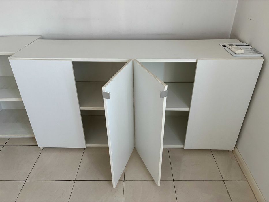 Бял шкаф с рафтове