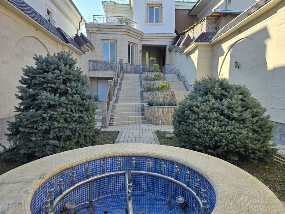 Продаётся вилла в центре Луначарского на 17,5 сотках,элитная махаля