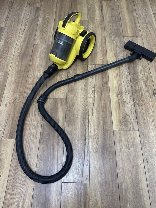 Продаю Пылесос Karcher VC 3  желтый