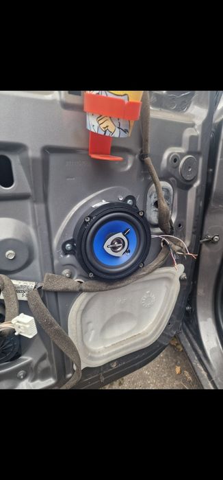 Montez senzori de parcare, camere video, casetofoane, fac boxe cu Blue