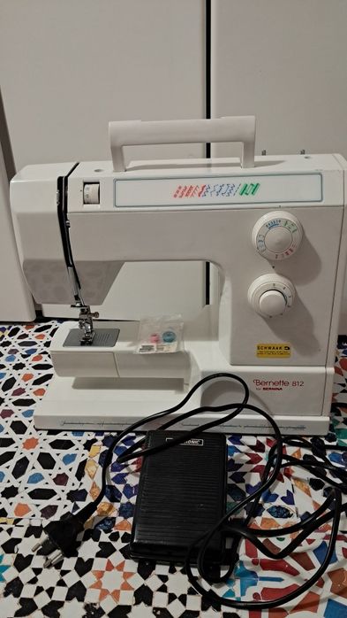Mașină de cusut Bernette