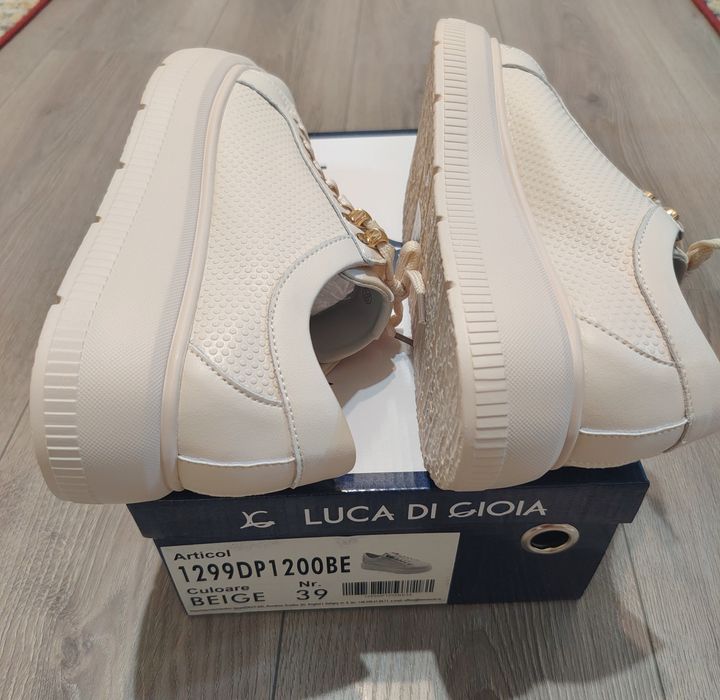 Vând sneakers noi, cu etichetă, piele naturala, mărimea 39