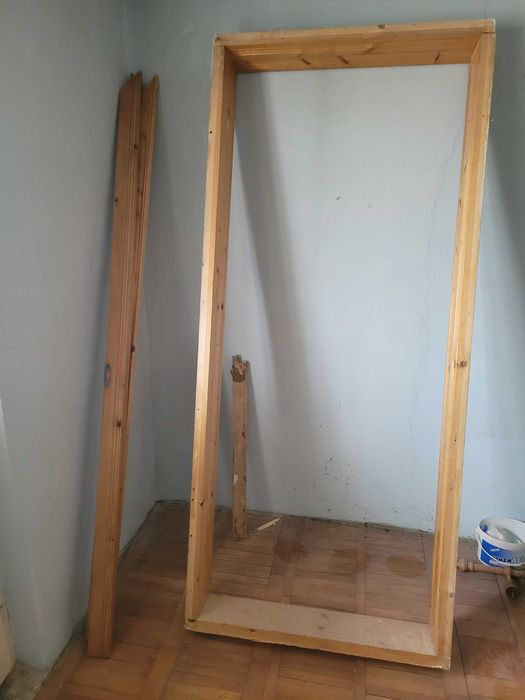 Vând uși din lemn de brad cu toc și sticla.