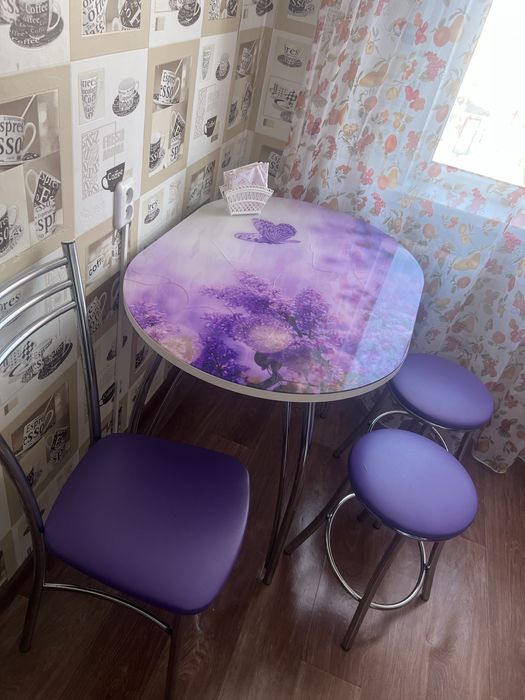 Стол и стулья для кухни в рабочем состоянии