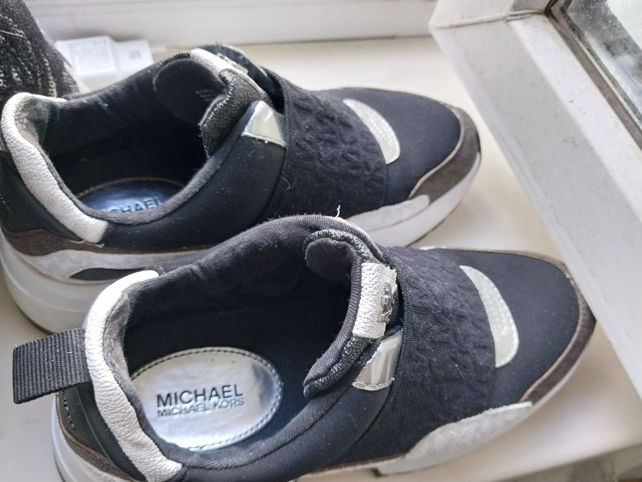 Продам кроссовки Майкоп корс оригинал