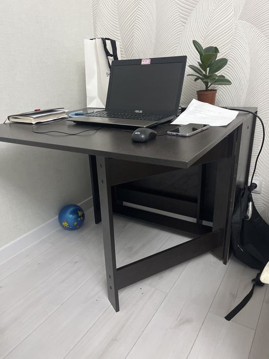 Стол шоколадного цвета