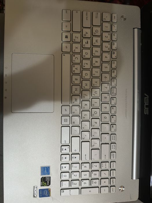 Ноутбук ASUS .зор нахрда