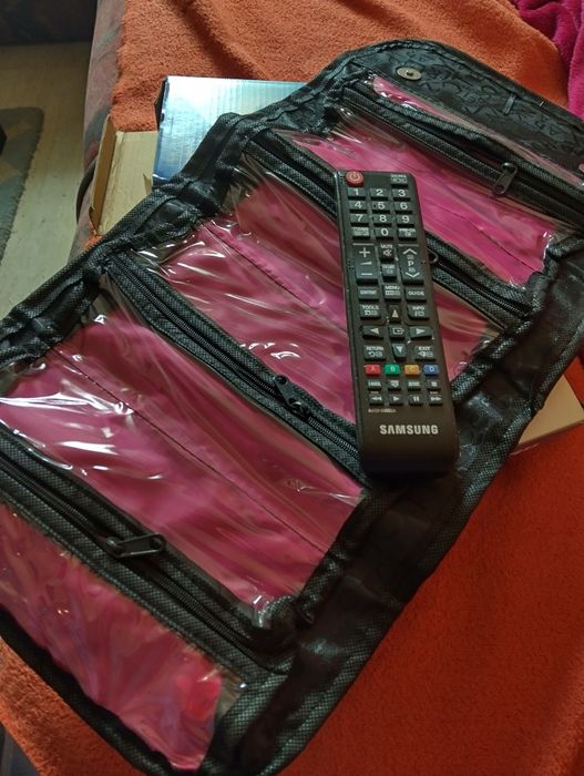 organizatoare negre vinil cu doua fețe pentru bijuterii, cercei, brățări, gablonțuri pe cuier în șifonier și o poșetă pentru cosmetice