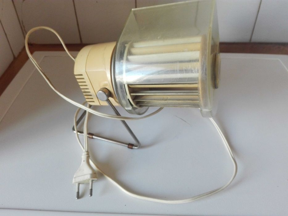 Два ретро вентилатора , ел. запалка и стара емайлирана табела .