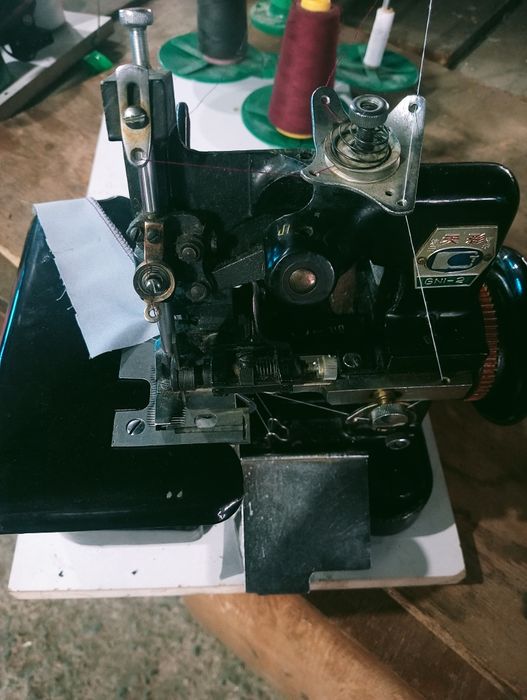 Швейная машина оверлок