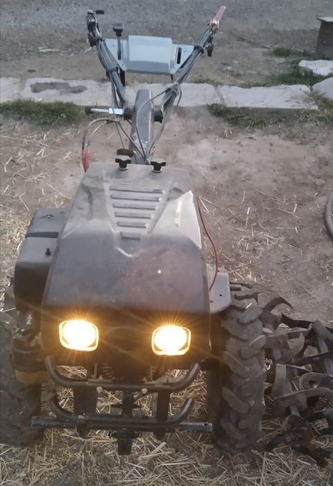 Mini traktr 19 ot kuchiga ega binzinda yuradi, uzatma: avtamat