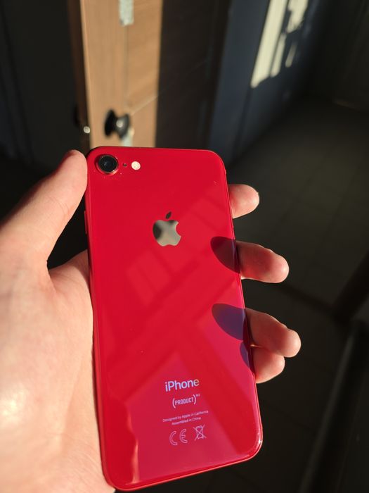 Продам iPhone 8.