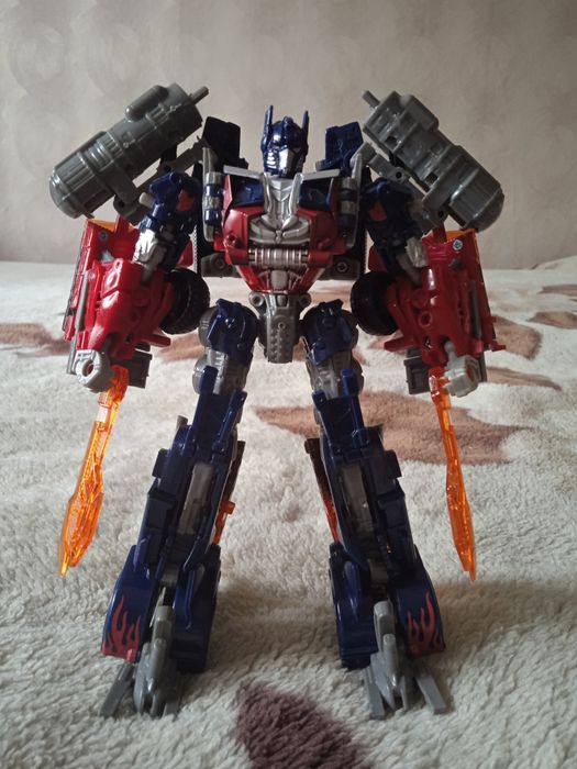 Продаю Робота-трансформера Оптимуса Прайма