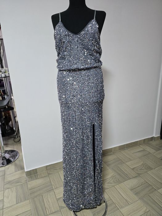 Rochie argintie lunga divina, cu paiete strălucitoare, slit pe picior,
