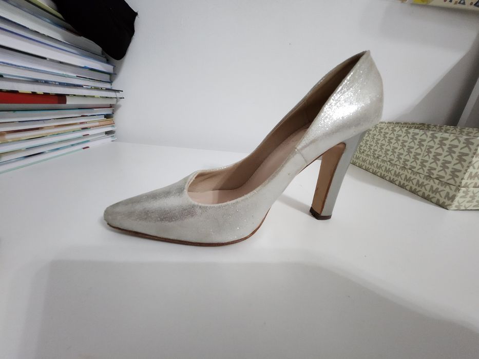 Туфли серебристые.