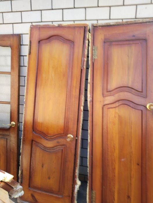 Продам двери - дерево, с коробкой