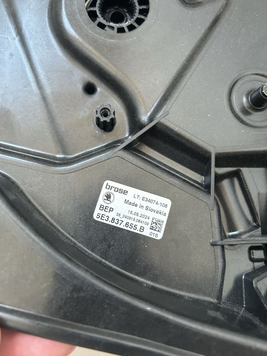 Оригинален стъклоповдигач предна лява врата Skoda Octavia 4 2020+