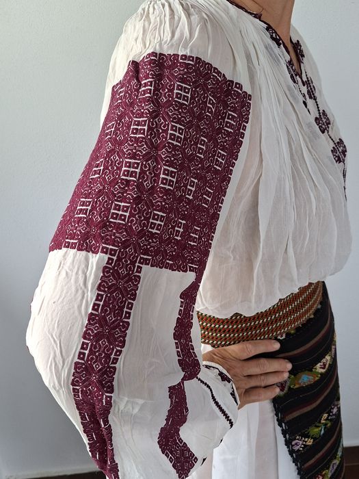 Vind costum traditional din marchizet