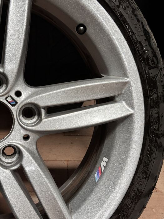 Jante BMW M-sport echipate cu anvelope de vară 215/40 pe față și 245/3