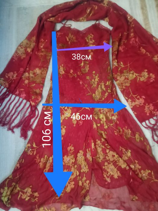 Вечернее платье с палантином.