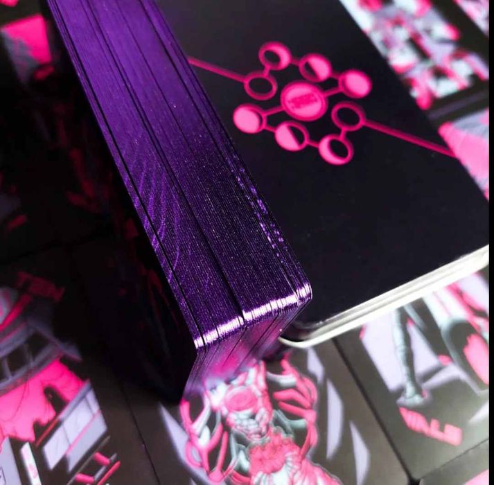 Карты МАК Таро Неоновой луны (Neon Moon Tarot) в жестяном боксе.