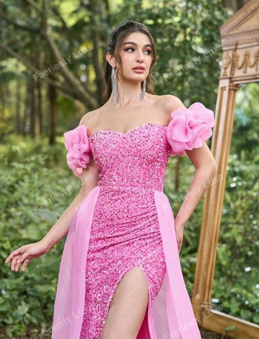 Пастелна рокля с пайети и пайети с мрежесто покритие с отворени рамене